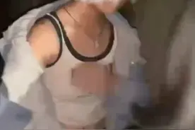 恶魔！河北校园再爆霸凌，女生被撕衣羞辱，视频曝光引发众怒！图片