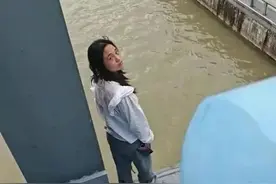 悲痛！女孩站在桥边哭泣，留下手机跳河轻声，后续：目前已离世图片