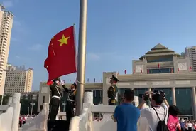 升国旗，唱国歌！今早的南宁民族广场超燃！图片