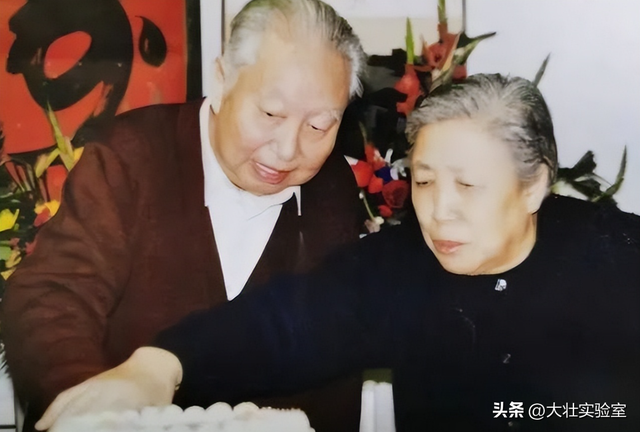 华国锋夫人韩芝俊有多美？1961年全家在长沙留影，30岁她端庄贤惠