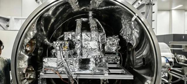 为了考验要去外太空的相机，我们造了一个“宇宙环境模拟器”！