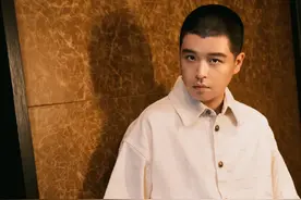 知名男歌手深夜发文引猜测，本人连发多个回应图片