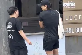 42岁Rain开劳斯莱斯被偶遇，一身腱子肉太抢镜，网友：太节俭了图片