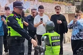 未来已来 深圳街头现机器人警察 当地派出所：有巡逻作用 第一时间接处警图片