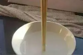 玄学师傅:水碗立筷子的玄学思考图片