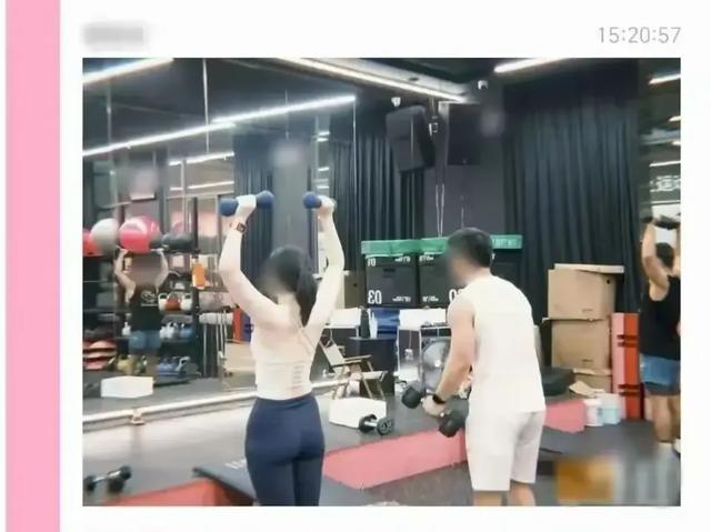 工行高管举报妻子出轨!抓奸画面曝光出,女子挺漂亮 身材也火辣!
