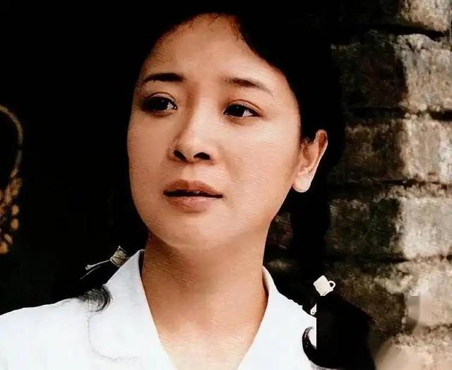 她是国家一级女演员，多次给丈夫戴绿帽，重病丈夫坐轮椅也不离婚