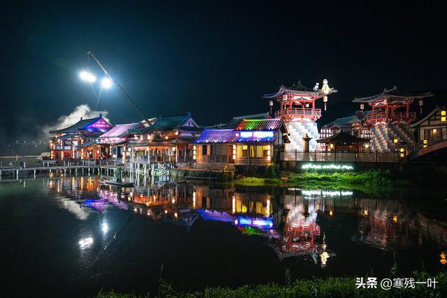 国庆假期首日，浙江象山影视城被挤爆了！游客：低估了夜游的魅力