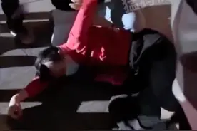 男子扮女装进女生宿舍被抓住，校方回应：已移交公安机关，如果是学校学生一定会处分图片