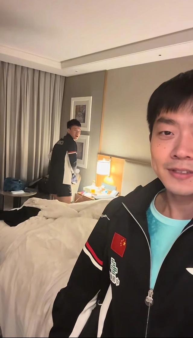 太离谱！国乒亚锦赛两名队员住一间大床房，而且还要盖同一床被子