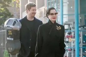 51岁舞娘蒂塔·万提斯携男友外出，穿全黑套装，造型复古迷人图片