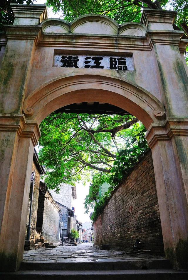 一半是安逸养老，一半是熬夜天堂！这座城冬天有鲜花，凌晨有人潮