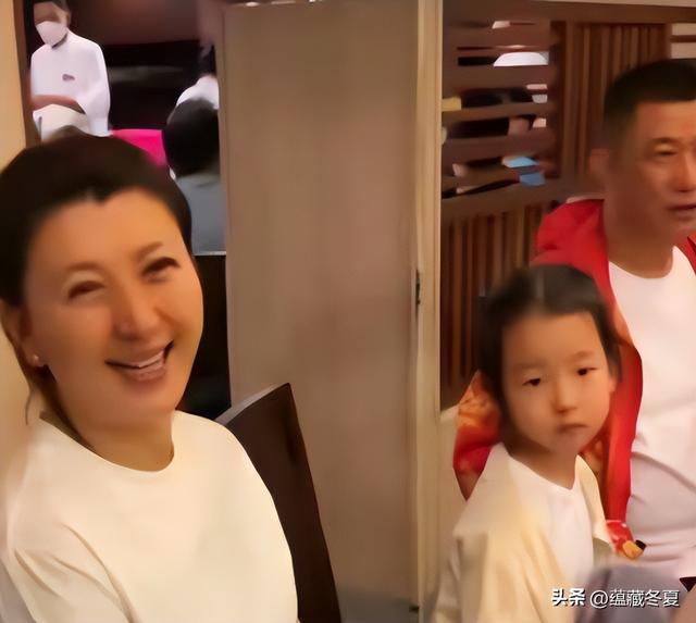 拔萝卜出泥！学历还没查清	，闫学晶再迎噩耗，多位大V锤她恐坐牢