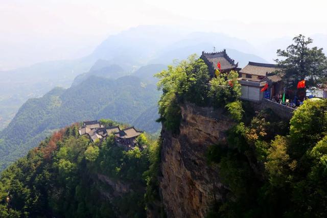 秋染鸡峰山