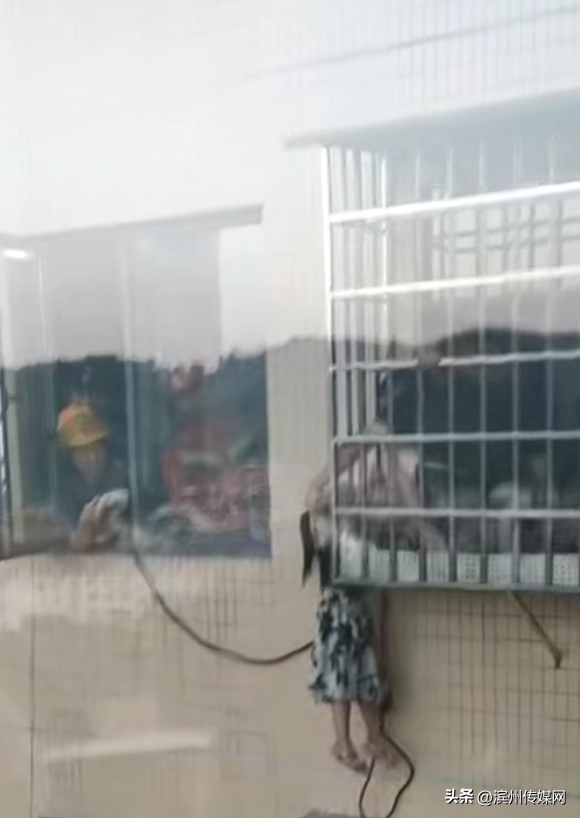 4岁女童20楼坠至13楼被14楼邻居一把拉住！业主：家人连请两顿饭，说孩子长大结婚一定会叫我