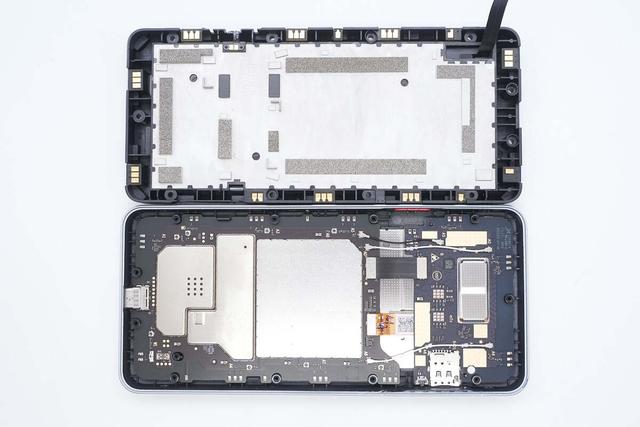 高达1999元售价是怎样的用料做过水准？中兴U60 Pro 5G随身WiFi拆解