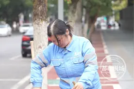 大爷吃完饭把15万现金当垃圾扔掉，环卫工大姐捡到后直接送去图片