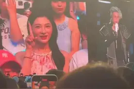 薛之谦演唱会互动，女生谎称一个人来，同行男我算什么！评论炸了图片