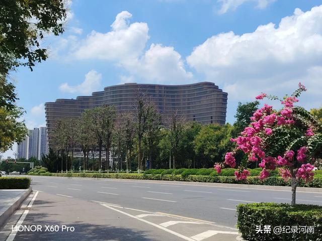 信华建国酒店和新城吾悦广场，如同商丘市中心城区的两颗璀璨明星