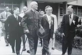 蒋介石面前的狂人 —— 胡适图片