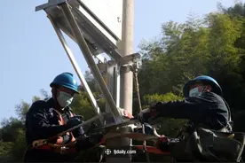 高压电线塔顶，为什么要有2根细电线？它的作用究竟有多重要？图片