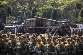 刚在南海挑衅，菲律宾却自乱阵脚，政府军与叛军，发生激烈交火图片