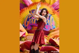 环球影城偶遇毛晓彤穿红裙跳拉丁舞！本人回应：很开心，很解压图片