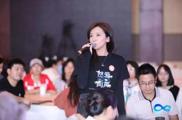 “华南第一女训鲸师”消失的十年：被白鲸拖下水后，她选择亲手拆穿海洋馆的残酷真相