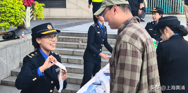 “一路风光一路法”：外滩普法巴士开跑，市民沉浸式学法