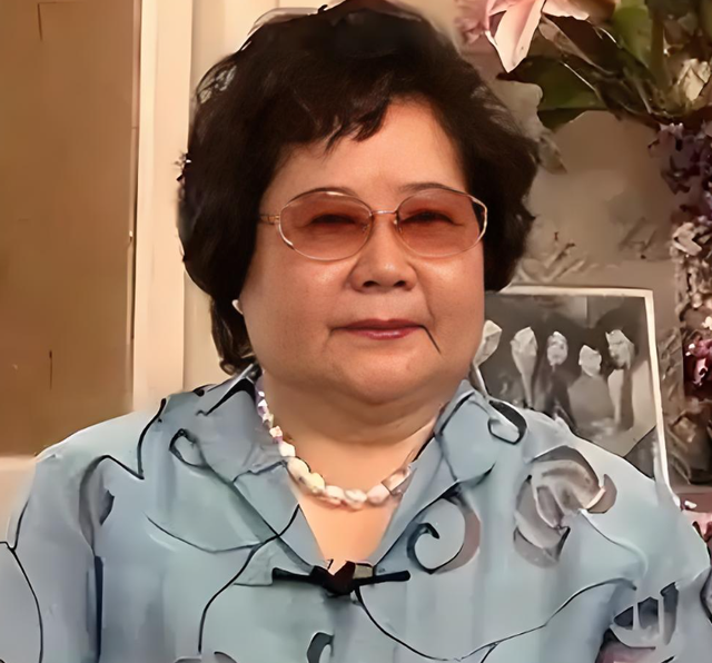 吃里爬外，永不回国？她带领30名演员选择留美，如今年过花甲归来