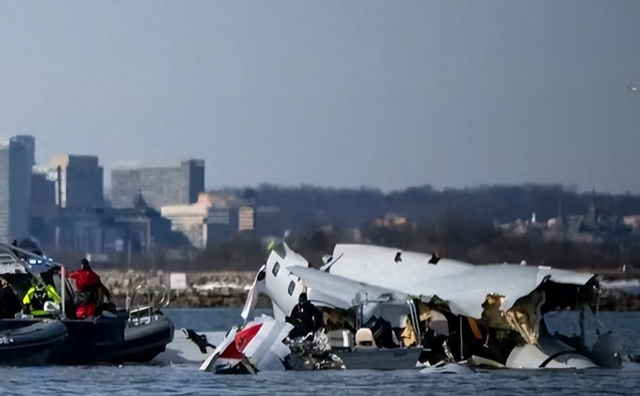南海再闹风波！两架飞机坠海后，美国航母调转方向，霸权露怯了？