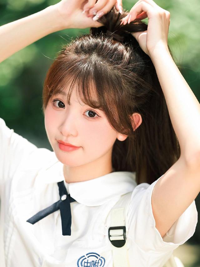 甘肃兰州一校花，楚楚动人，倾国倾城	，这气质堪称校园天花板