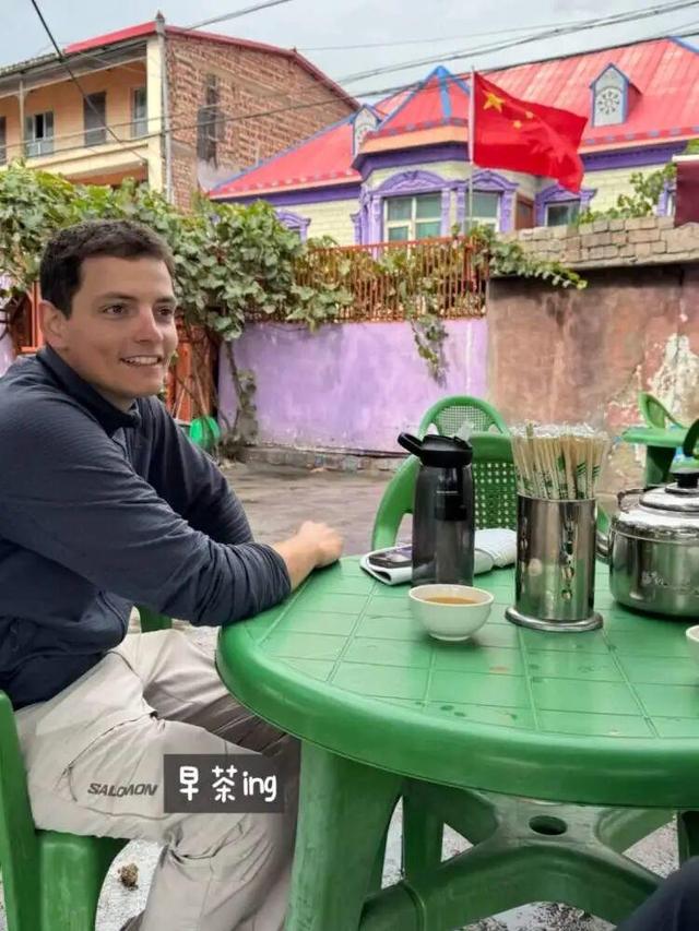 两个年轻人裸辞后徒步一年，只为从法国走到上海！已步行到新疆
