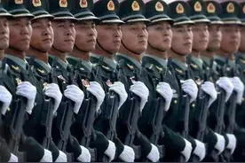 一位中国网友向老外分享退伍军人的车贴：中国人喜欢解放军吗？图片