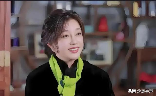 刘晓庆担心的事发生了！意外摔倒、分人不清，75岁不服老不行了？