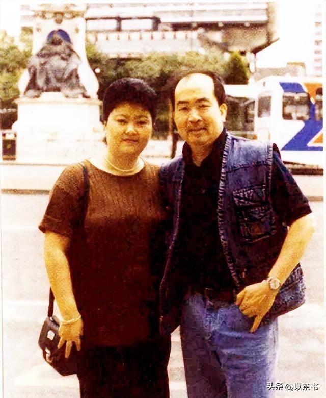 75岁梁戈亮今定居北京，是北大医学部教授，曾让癌症寡母活到81岁