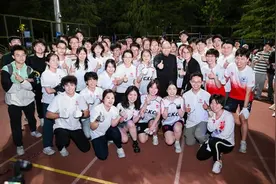 “我和校长、冠军一起夜跑！”图片