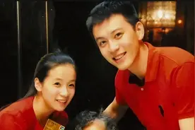 唏嘘!杨鸣官宣结束10年婚姻,21年被爆出小三穿情侣装妻子出面平息图片