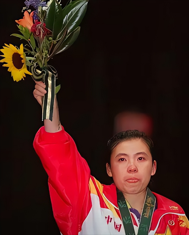 败光20亿、国籍问题、向洋人下跪，邓亚萍身上的标签到底是真是假