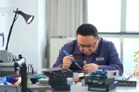 欧洲大停电，一位中国电工意外“红”了图片