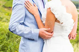 新娘公主抱喝醉新郎回家图片