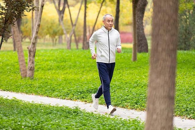 医生提醒：脾胃不好的人，坚持这3个方法，消化功能或能明显改善