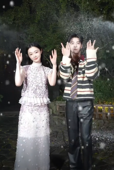 事实证明，被传卖掉上亿豪宅移民美国的王刚，已经走上另一条大道