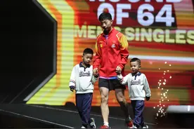 马龙带两个儿子惊喜露面，长得像双胞胎！老婆夏露还是这么好看图片