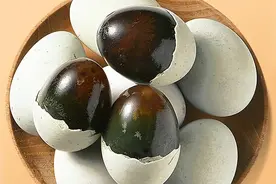 松花蛋再次成为关注对象！医生发现：吃松花蛋时，千万多留意7点图片