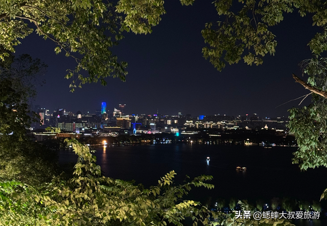 来杭州西湖边名山吧，10分钟登顶，日游夜逛均免费，还可一眼西湖