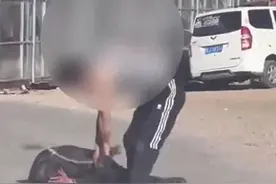 男子当街抽打老人，还脱裤骑在对方头上，官方回应：32岁男子酒后殴打他人，已被刑拘图片