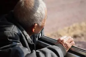 人到晚年，独居生活最怕的3件事，一件比一件令人心酸图片