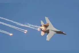 歼-16重型战机在南海亮剑，台媒：解放军成功驱逐，美菲落荒而逃图片