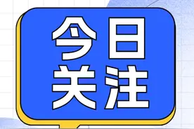 湖北黄石2男子酒后踹坏电梯门还被困电梯内，网友：百因必有果啊图片